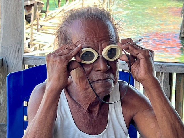 Traditionella dykglasögon gjorda av trä